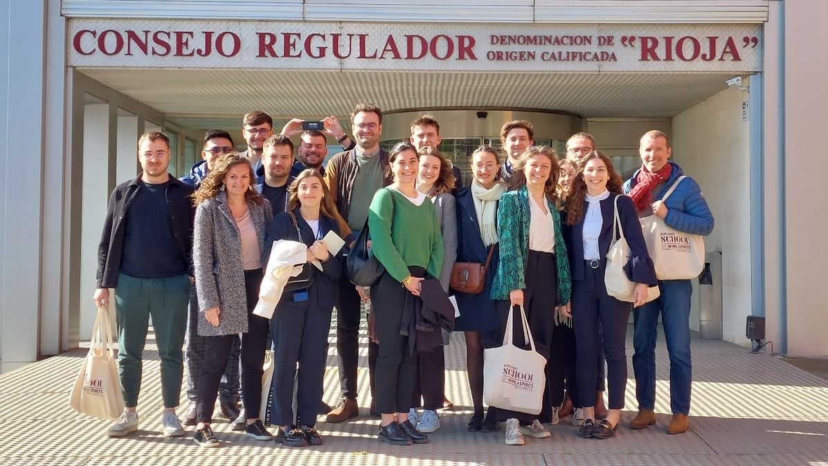 👩‍🎓Los alumnos internacionales del máster de la Escuela de negocios de Borgoña completan su formación en el Consejo Regulador de Rioja goo.su/cLLyV #vino #vinoDO #DenominacióndeOrigen @RiojaWine_ES