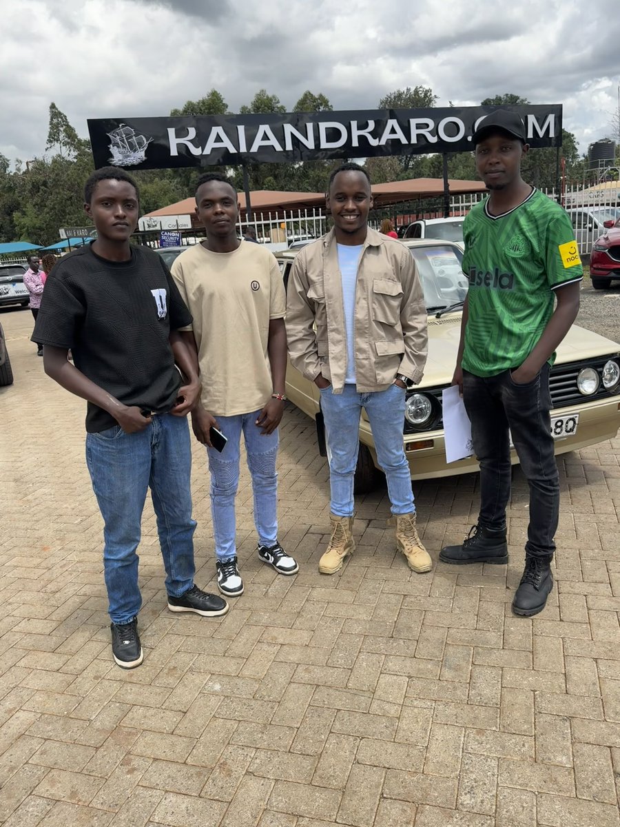 KhalifKairo's tweet photo. The boys are very happy😁
@Degrata254  @kafangi and the Kigonyi (wearing black) hajanipea handle. https://t.co/VmmBdq54fC