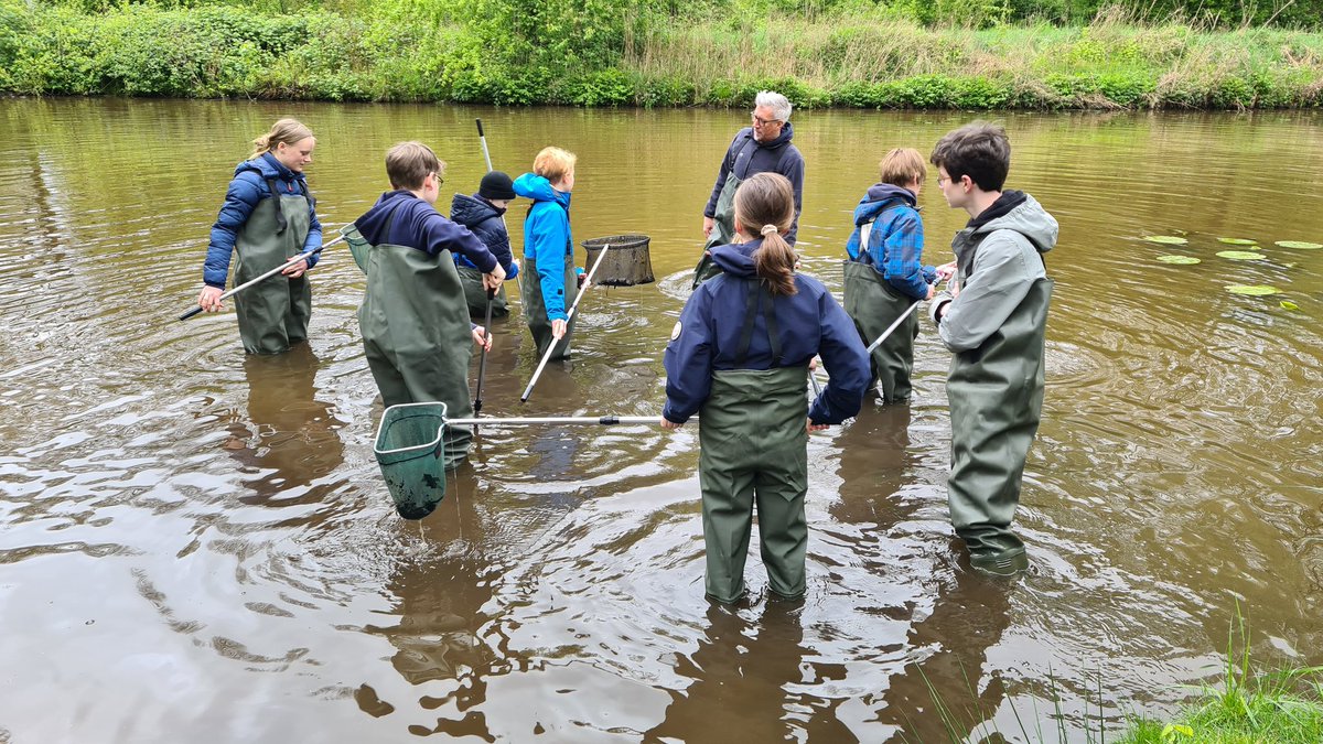 MarineMicrobio's tweet photo. Es wird eifrig beprobt, mikroskopiert und geknobelt bei uns am #Zukunftstag #GirlsDay #BoysDay #MachMINT #Meeresforschung https://t.co/9jzY8Pi4NC