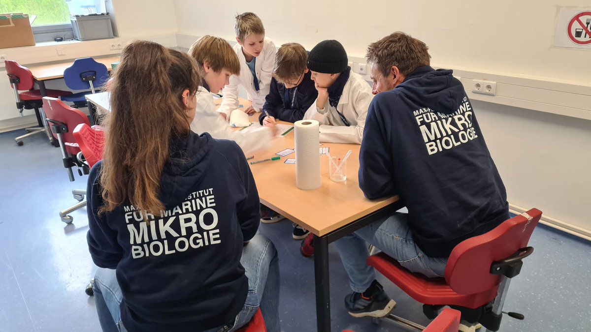 MarineMicrobio's tweet photo. Es wird eifrig beprobt, mikroskopiert und geknobelt bei uns am #Zukunftstag #GirlsDay #BoysDay #MachMINT #Meeresforschung https://t.co/9jzY8Pi4NC