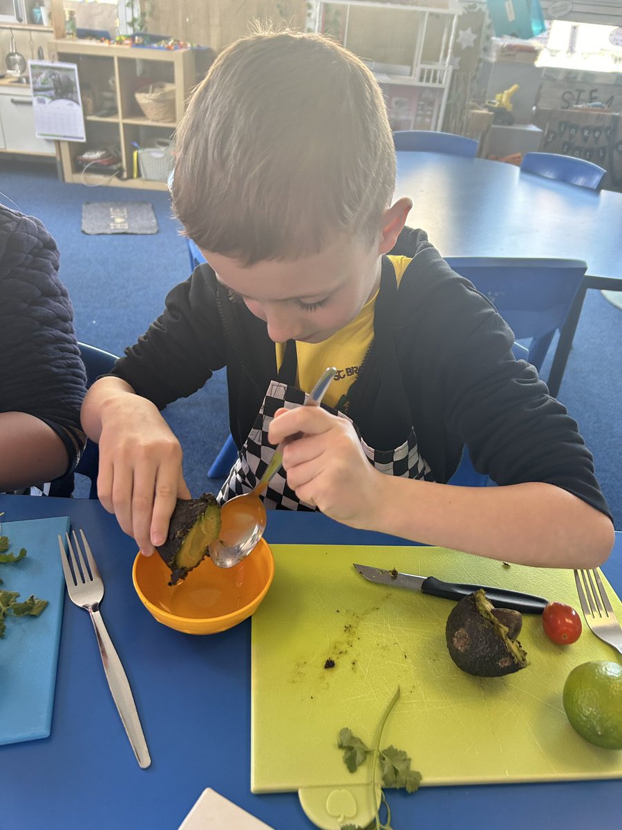 First Level Food Skills Academy used the meta skill focus to follow a recipe today and use bridge knife cutting skills to make guacamole 🥑