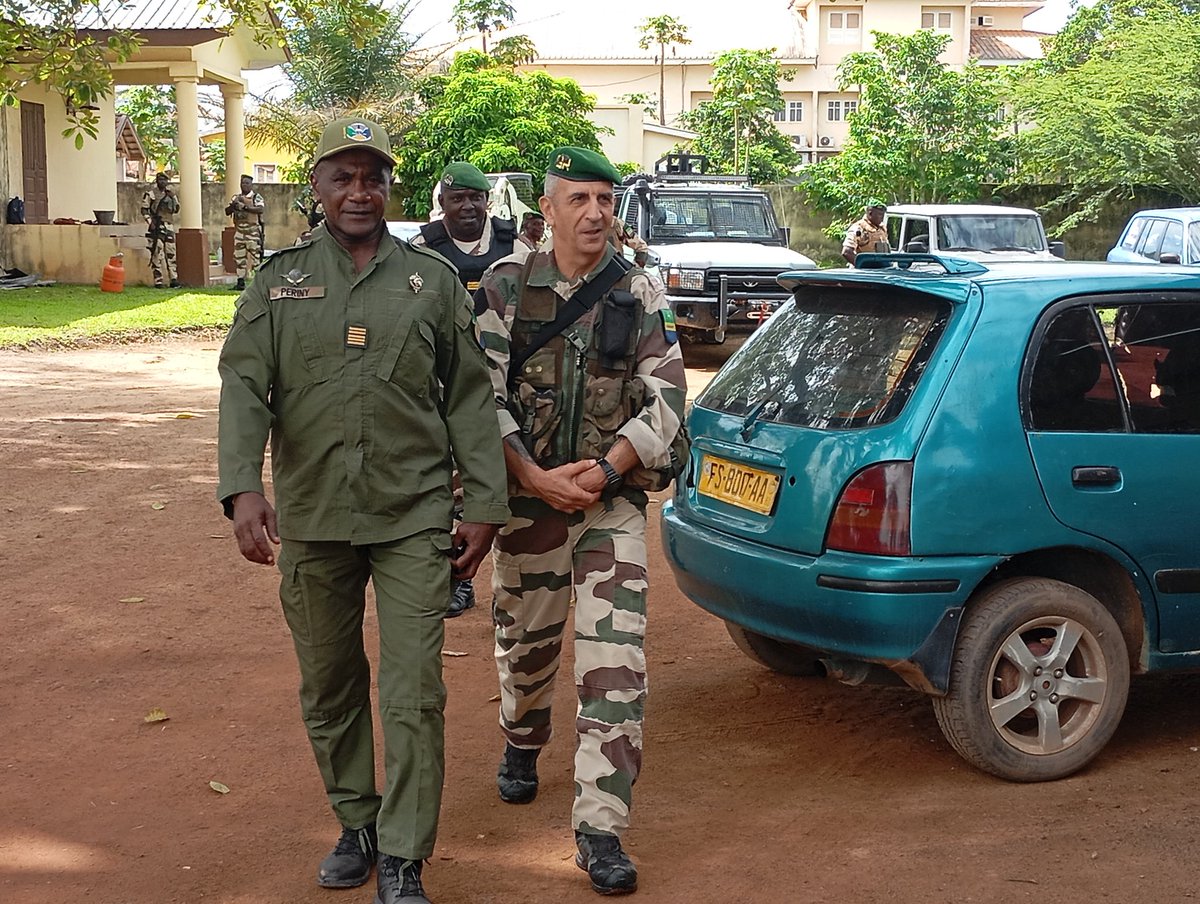 BitamDe5910's tweet photo. Dans le cadre de leur mission de contrôle des frontières terrestres, une délégation de la Garde Républicaine conduite par le colonel #Periny, accompagné du Lieutenant-colonel #Villate, est venue présenter ses civilités aux Délégués Spéciaux de la commune de #Bitam. https://t.co/4uG7n8om5H