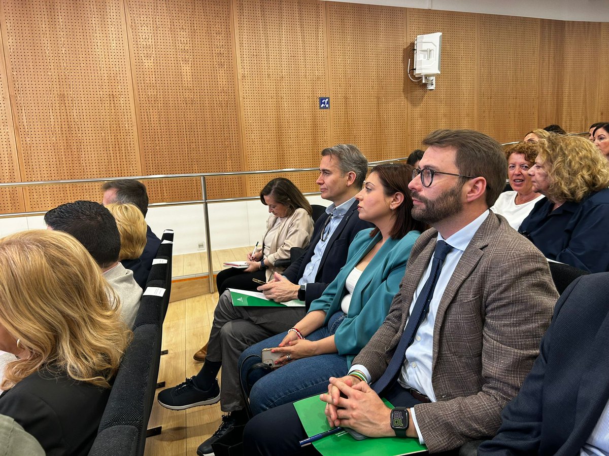 AlmeriaJunta's tweet photo. 🟢 Los delegados de @IgualdadAND, @FrancisBellido, y @EmpleoJunta, @AmosGhueso, asisten a la Comisión Local de Impulso Comunitario organizada por el Área de Integración Social, Participación y Distritos del @aytoalm https://t.co/hUMoMeZYpU