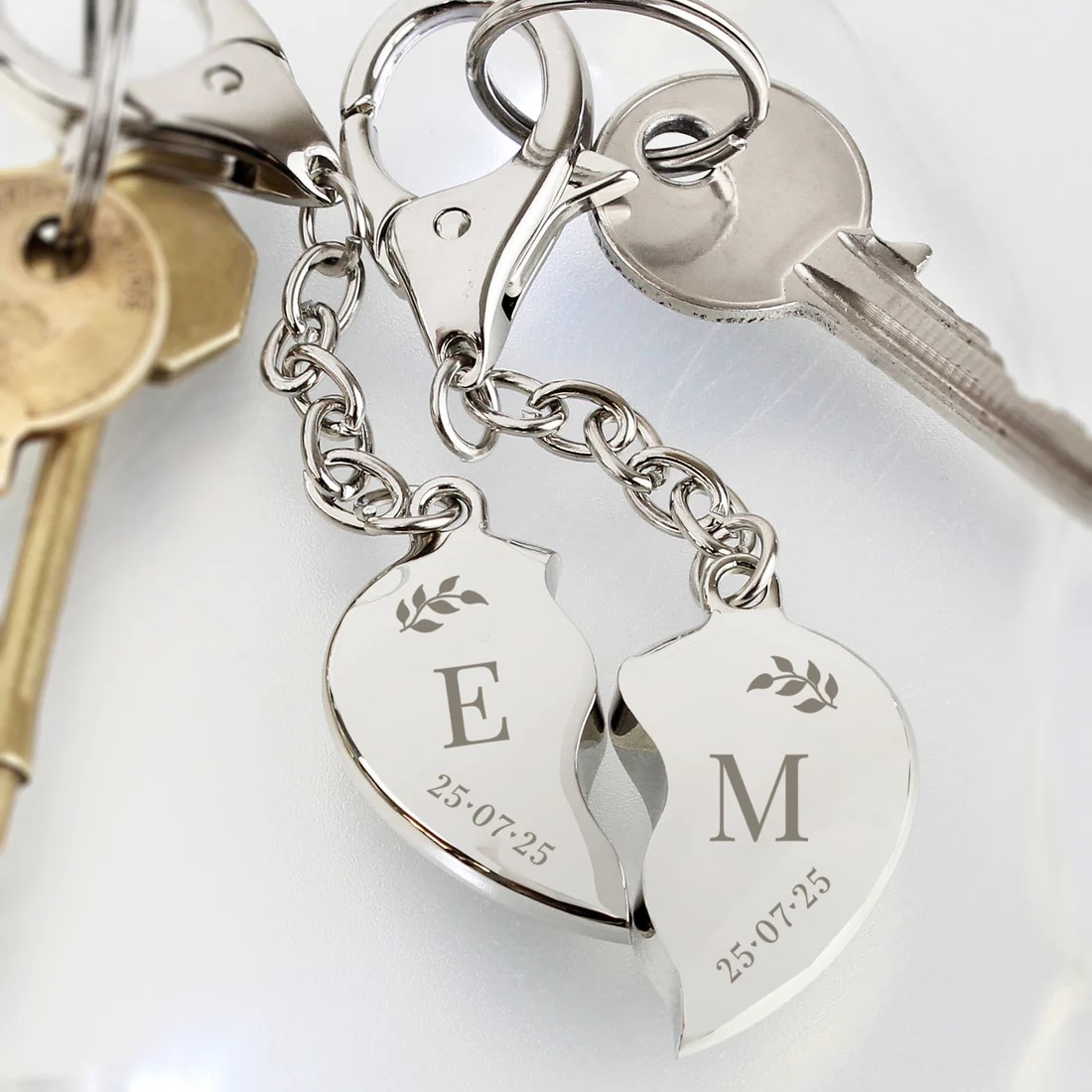 These personalised two hearts keyrings are a perfect gift for newly weds!

avenue47.com/products/perso…

#avenue47 #weddings #weddinggifts #brideandgroomgifts #weddingpresents #bridegifts #groomgifts