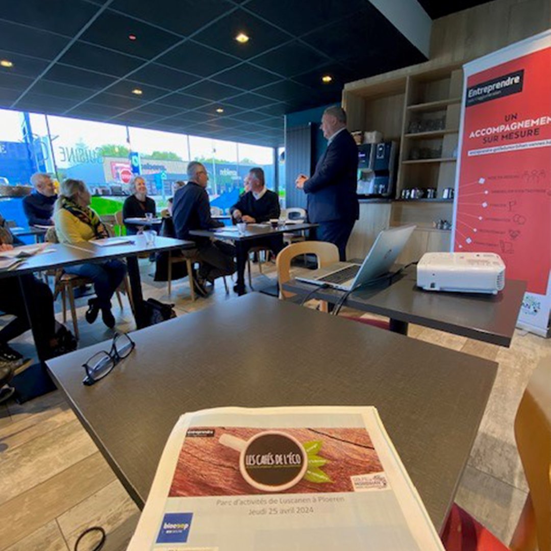 Ce matin une vingtaine d'entrepreneurs de la Z.A de Luscanen, à #Ploeren, a répondu à l’invitation des élus de l’agglo pour un café de l'éco, autour des attentes des entreprises et du rôle de la collectivité. Merci aux présents et au restaurant Kinoa - Bio Golfe pour son accueil.