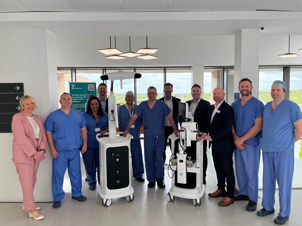 The first total knee replacement procedure took place yesterday in the UK, using the ATTUNE® Knee with the VELYS ™ Robotic-Assisted Solution! Congratulations to @Bloch_ortho for being the first surgeon in the UK to have used the VELYS™ Robotic-Assisted Solution at