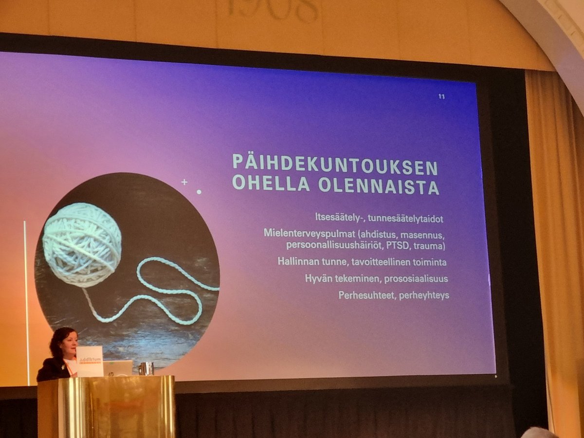 miiapiku's tweet photo. @KaisaTammi kertoo, että päihdekuntoutuksen ohella olennaista on vahvistaa monia muitakin asioita. Eri ihmisten lankakerät alkavat purkaantumaan eri kohdista. Samaa mieltä. Monille kuntoutus vauvan kanssa avaa lankakerää kaiken muun työskentelyn ohella #pidäkiinni https://t.co/wYauKw7xUo