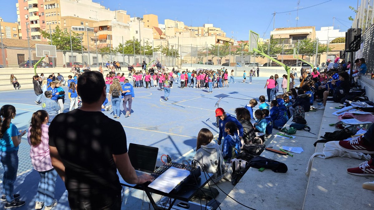 AMPARabassa's tweet photo. #Musiqueando2024 @coaemcoaem
El alumnado de 5°, 6° curso y de Aulas del CEIP RABASSA junto al CEIP OSCAR ESPLÁ Y EL CEIP TOSSAL celebran esta concentración musical para #EducarconMúsica
#Nosimportalamusica https://t.co/pmSjsO8dlk