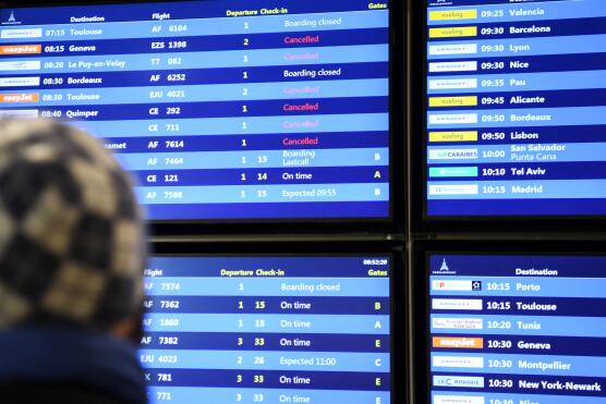 #French air traffic controllers call off strike, too late for mass cancellations. lemonde.fr/en/france/arti…