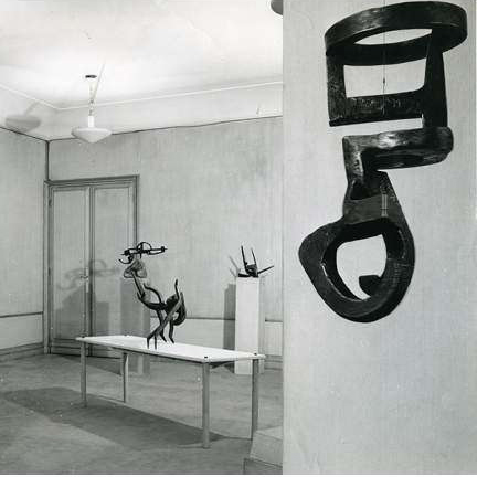 En 1956 tiene lugar la primera exposición individual de Chillida en la galería Maeght. Gaston Bachelard, un conocido filósofo, escribió 'Le cosmos du fer' dedicado al artista, en el que hablaba sobre estas primeras piezas de hierro y comparaba al escultor con un herrero