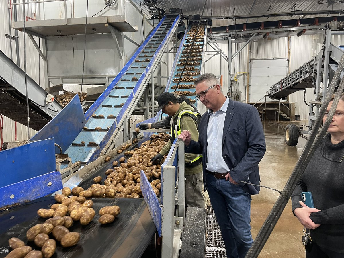 Stopped by PEI Potato Solutions with Minister  @L_MacAulay Lawrence MacAulay The wash plant plays an integral role ensuring potatoes are free of pest and disease ready for markets around the world. #commoditymarket #exports #potatoes @peifa_ca