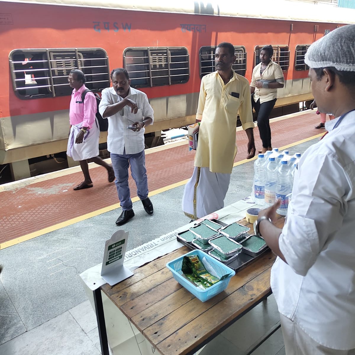 Affordable economy meals & snacks are now offered at the Thiruvananthapuram Central Railway Station, conveniently located near general train coaches, providing an economical dining option for passengers.

#SouthernRailway #BudgetMeals #EconomyMeals