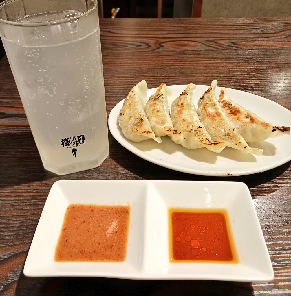 某店の担々麺🍜を久々に求めて 駅から10分近く歩いたのに まさかの休みだよー…🤣🤣笑 どこ行こうか柏をさまよってたら、 行ってみたかったお店に吸い込まれた🤭笑 そしてなぜか… サワー🍺セット頼んでた笑