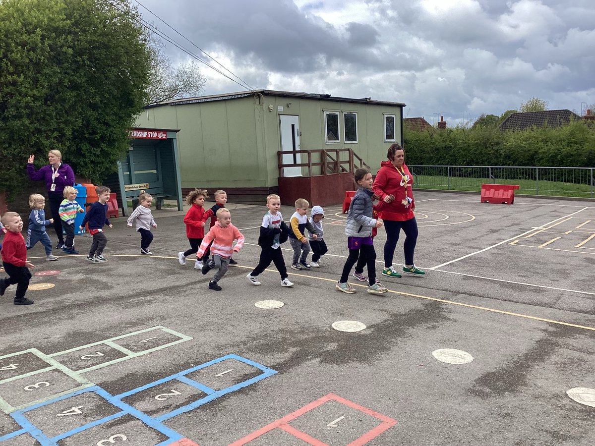 I am so proud of FS1(nursery) and FS2 (reception). You were amazing runners and have earned your running sticker. ⁦@_thedailymile⁩ @LondonMarathon⁩ #dailymile #fitkids