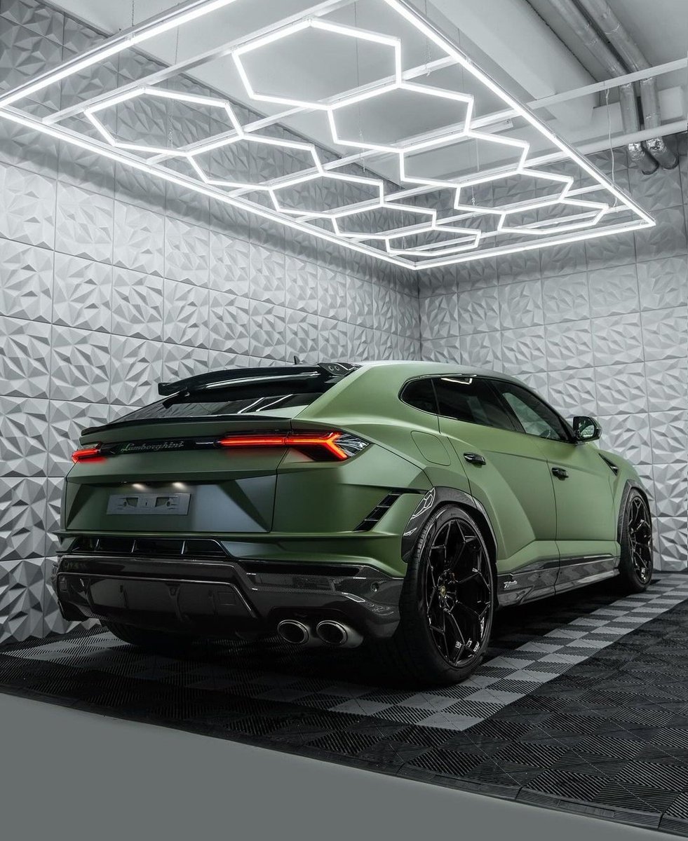 Lamborghini Urus spec'd in Military Green