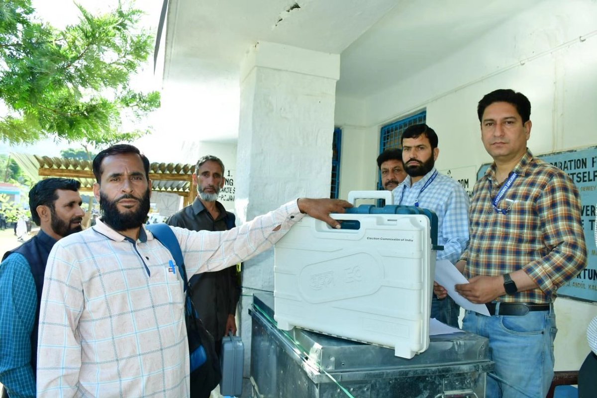 No #VoterToBeLeftBehind 

Glimpses of dispatch of Polling Parties in #Jammu_Kashmir for #Phase2 of #GeneralElections2024 ✨🙌

🗓️ 26th April 2024 : Phase 2 Polling

#YouAreTheOne

#ChunavKaParv #DeshKaGarv #ECI #Elections2024 #LokSabhaElections2024