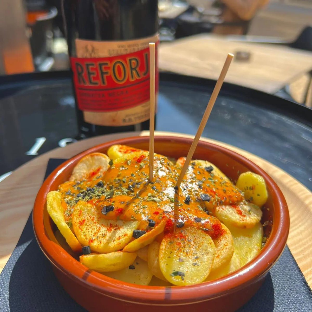 La tapa estrella de cal__tito__vermuteria , les braves cal Tito amb nivell de picant de 1 a 5, només per valents 🍷😋. Vespre de #tastasalou👏👏 
#saloufoodexperience
#gastronomia #cultura #cuina #catalunyafoodies #catalunyawine #ciutat #enologia #foodporn #foodies #foodlovers