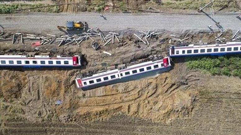 SahinalpBulent's tweet photo. 2018'de 7'si çocuk 25 kişinin can verdiği #Çorlu'daki tren kazasına ilişkin davada bugün gerçekleşen karar duruşmasında, 9 sanığa 8 yıl 4 ay ile 17 yıl 6 ay arasında hapis cezası verildi.
Kaybettiğimiz canları geri getiremeyiz, ancak adalete güveni yeniden tesis etmek zorundayız. https://t.co/kcKlPyHO2j