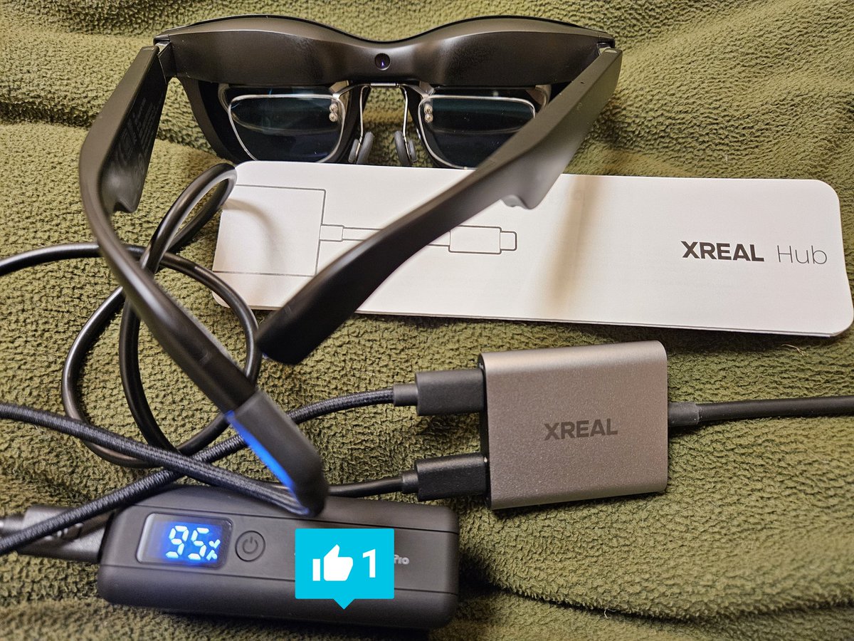 やっと手に入れたよ〜♫
本日発売 XREAL Hub 待ったぞ🤗

コレさえあればスマホのバッテリー容量を気にしないで
XREAL Airの大画面で動画配信が観れる(人ﾟ∀ﾟ*)ﾗｯｷｰ♪

モバイルバッテリーからの充電も問題なし🍆

#XREAL
#XREALHub