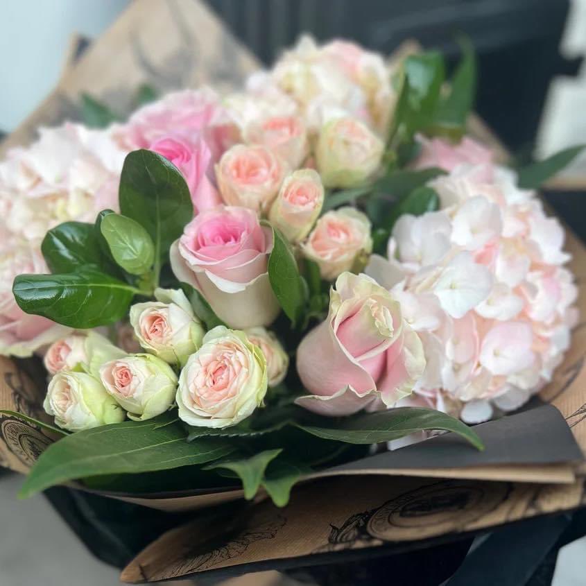 Gorgeous ‘Hampton Court’ is a wonderfully designed bouquet using tints and tones of glorious pastel pinks or whites. Send your floral love and good wishes - sarahhornebotanicals.com/collections/fl… #flowers #gifts #bouquet #roses #hydrandeas