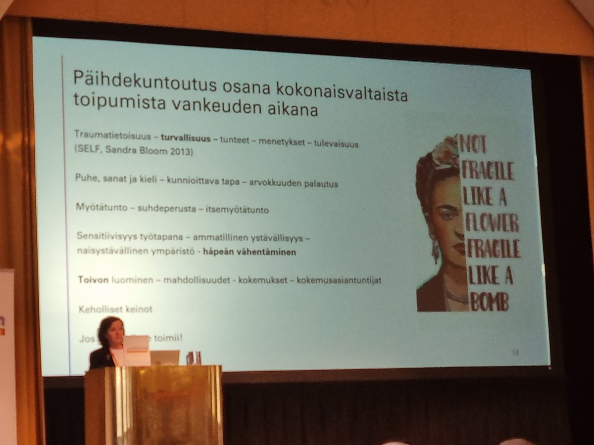 miiapiku's tweet photo. @KaisaTammi puhuu äärettömän tärkeää asiaa haavoittettujen naisten sensitiivisestä kohtaamisesta. Häpeä estää liian usein avun hakemista ja vastaanottamista. #pidäkiinni hoitojärjestelmässä panostuttu paljon kunnioittavaan kohtaamiseen. #vauva #äiti https://t.co/ygQECOAV6G