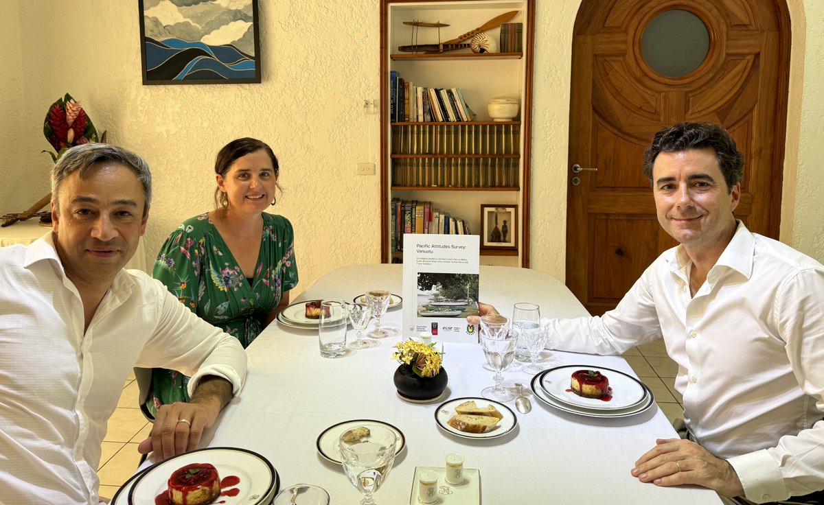 Lunch with 2 🇦🇺 academics (Julien Barbara and @kerryn_baker), authors of a ground-breaking piece of research on what the people of Vanuatu think about politics, climate, the economy, international relations, etc. Fascinating and useful. openresearch-repository.anu.edu.au/bitstream/1885…