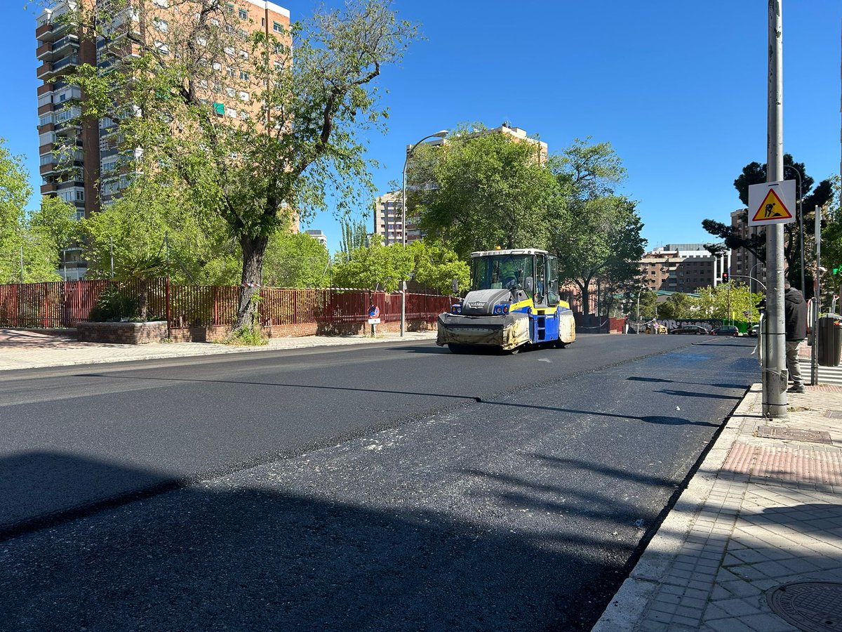 javloma's tweet photo. Extendido de las Mezclas Asfálticas Aromatizadas, MAAr,  en la operación asfalto del @MADRID en la calle Jazmín con aroma a mango. Trabajo de la Cátedra @PADECASA @uaxuniversidad en el cluster con @KaoCorporate_jp y presentado en el  #XXIICILA @angelsampi https://t.co/KBGsqd9jW7
