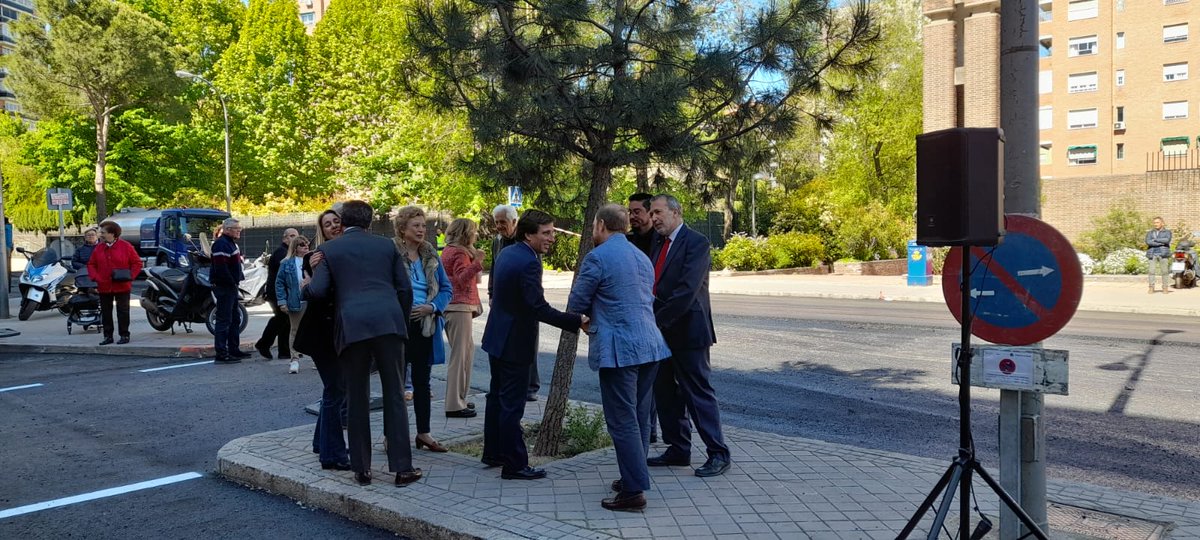 Extendido de las Mezclas Asfálticas Aromatizadas, MAAr,  en la operación asfalto del <a href="/MADRID/">Ayuntamiento Madrid</a> en la calle Jazmín con aroma a mango. Trabajo de la Cátedra <a href="/PADECASA/">PADECASA</a> <a href="/uaxuniversidad/">UAX</a> en el cluster con <a href="/KaoCorporate_jp/">花王株式会社</a> y presentado en el  #XXIICILA <a href="/angelsampi/">Ángel Sampedro</a>