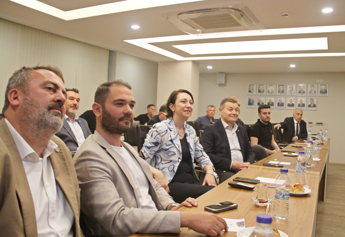 Bergama_TO's tweet photo. TEKNOFEST'te 2 ödül birden alan, görme engelliler için oyunlar ürettiği projesiyle BM'in desteklediği "Zero Project" tarafından kendi kategorisinde "Dünyanın En İyi Erişilebilir Projesi" ödülünü kucaklayan Bergama Bilim ve San. Merk. öğrencisi Taha Arben Vurgun, odamızdaydı. https://t.co/Ym8hKsY2E2