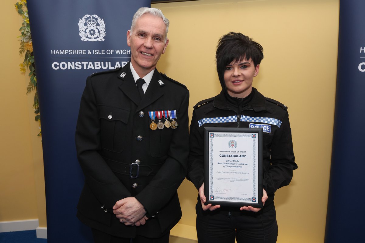 🎖️ 🏅 IOW AWARDS 🏅 🎖️ PC Danni Tosdevin was recognised at an #IOW awards ceremony last week for her efforts in arresting and securing charges for a suspect who went on to plead guilty to a number of offences including burglary & knife possession More>>>orlo.uk/tBC7z