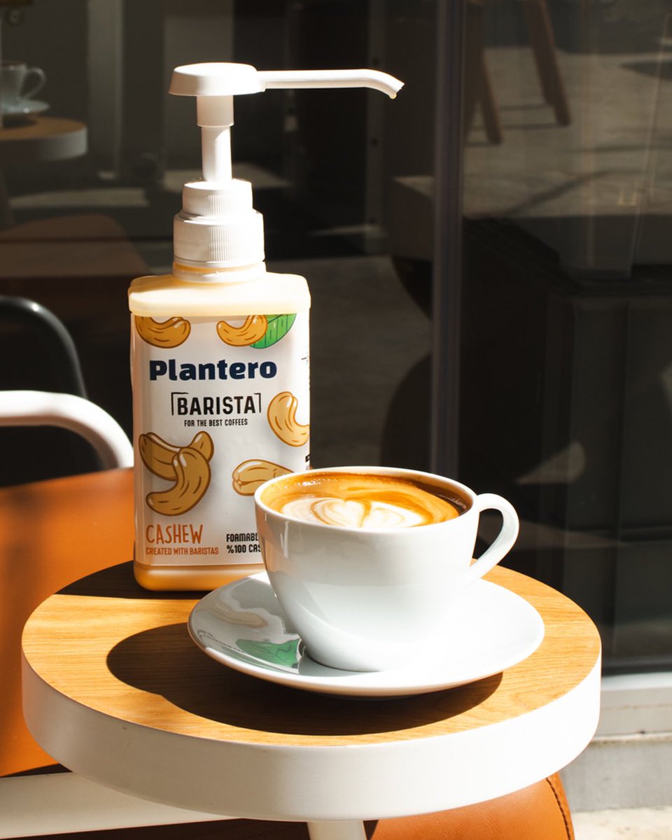 Plantero_co's tweet photo. Plantero bitkisel süt çeşitleri, kahvenize çok yakışacak! Plantero’nun laktoz ve alerjen içermeyen temiz içerikli barista sütünden yapılmış enfes bir kahve için @brewmoodturkiye şubelerini ziyaret edebilirsiniz.☕️🥛 https://t.co/Oxf81WTziJ