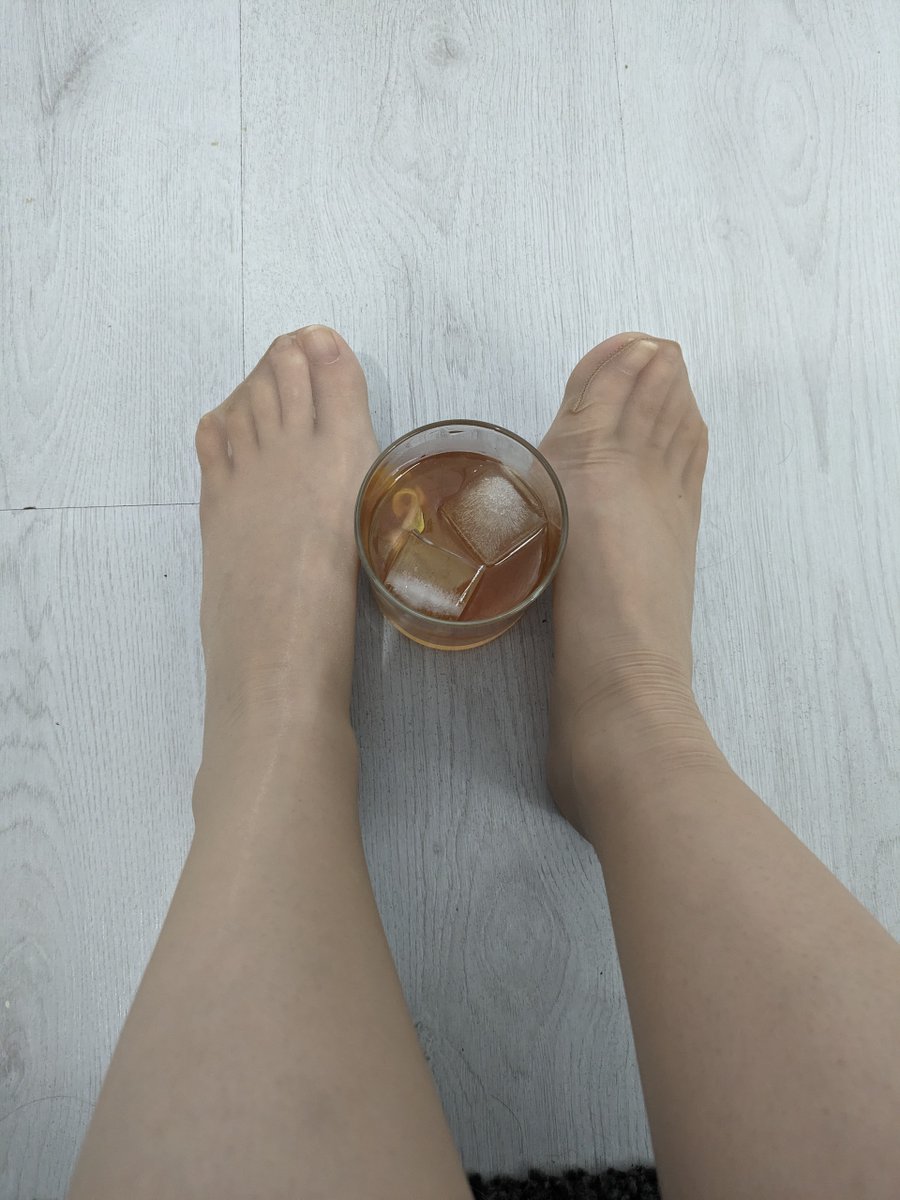 A smokey old fashioned, using #Heriose French #whisky with angostura bitters~ 💓

#patreon #onlyfans #bartending #cocktail #cocktails #collant #collants #hosiery #leggings #nylonfeet #nylons #pantimedias #pantyhose #pantyhoselegs #stockings #strumpfhose #tights #パンスト #스타킹