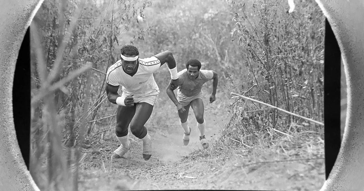 I witnessed one of his infamous Pearl River sand hill workouts in Mississippi. I almost passed out from the heat. And I was just standing there watching. Local athletes had a standing invitation to train with him. As Walter said “ Most show up. They give up. Then they throw up.”…