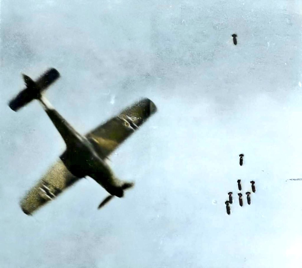 Německý FW-190 těsně míjí svazek bomb, které shodil americký B-26.  Zachyceno kamerou USAAF B-26 Marauder během náletu nad Německem na začátku roku 1945.