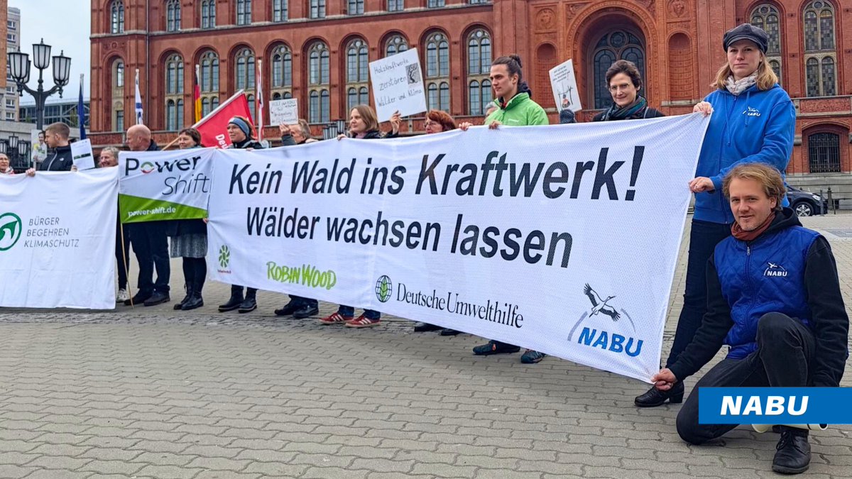 🌳Wälder sind nicht erneuerbar! Das neue Bündnis #ausgebrannt hat zum heutigen #TagdesBaumes bundesweit mobilisiert! Wir haben vor dem Roten Rathaus in Berlin gefordert, die Pläne für den Neubau eines der größten Holzkraftwerke in Deutschland zu stoppen. 🛑nabu.de/news/2024/04/3…