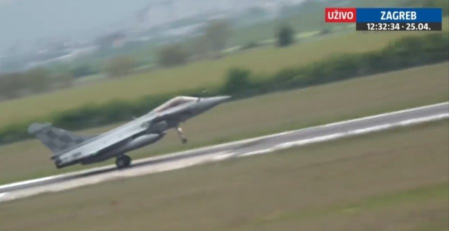 Neka ovaj trenutak vremena ostane zabilježen za povijest! 
Momci, dobrodošli kući! 🇭🇷

#Rafale #Hrvatska #HRZ