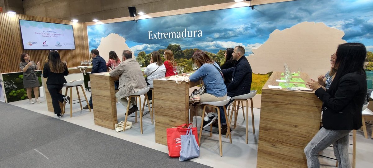 👋 Último día en #SalónGourmets Cata comentada sobre la cultura vitivinícola y quesera de Extremadura 🥂🍷🧀 @RVRibGuadiana y la #RutadelQueso