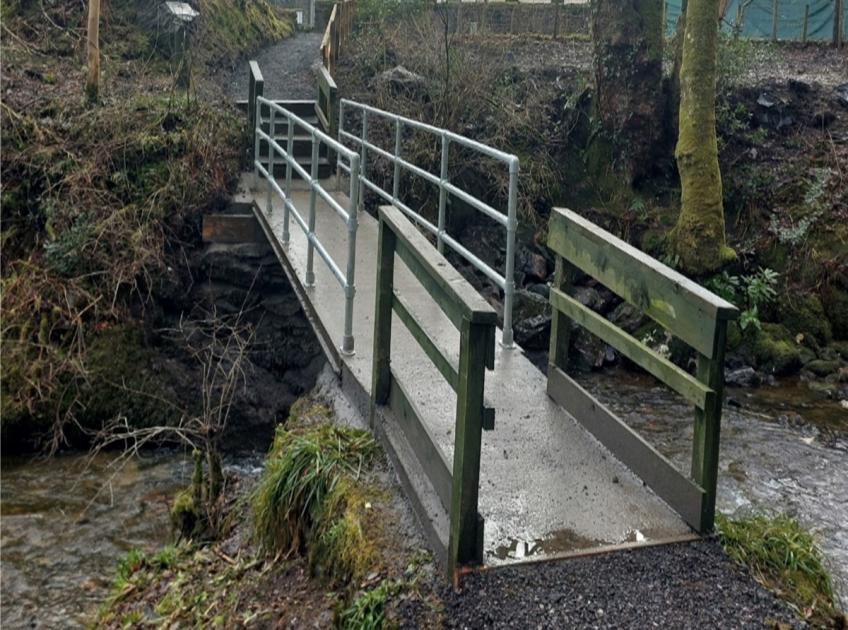 Tarbet’s damaged Faerie Bridge has been rebuilt thanks to the efforts and hard work of volunteers. dlvr.it/T608Ts 🔗 Link below