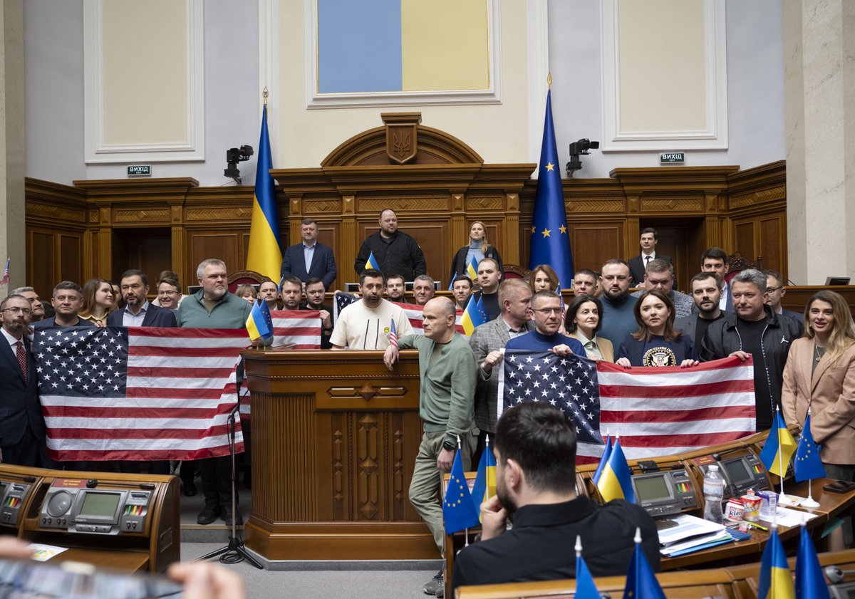 I’m moved by this scene of the American flag being raised in the Ukrainian parliament. Yesterday @POTUS signed into law the $60.8bn security assistance package that will directly address the needs of the Ukrainian people both on and off the battlefield. The United States remains…