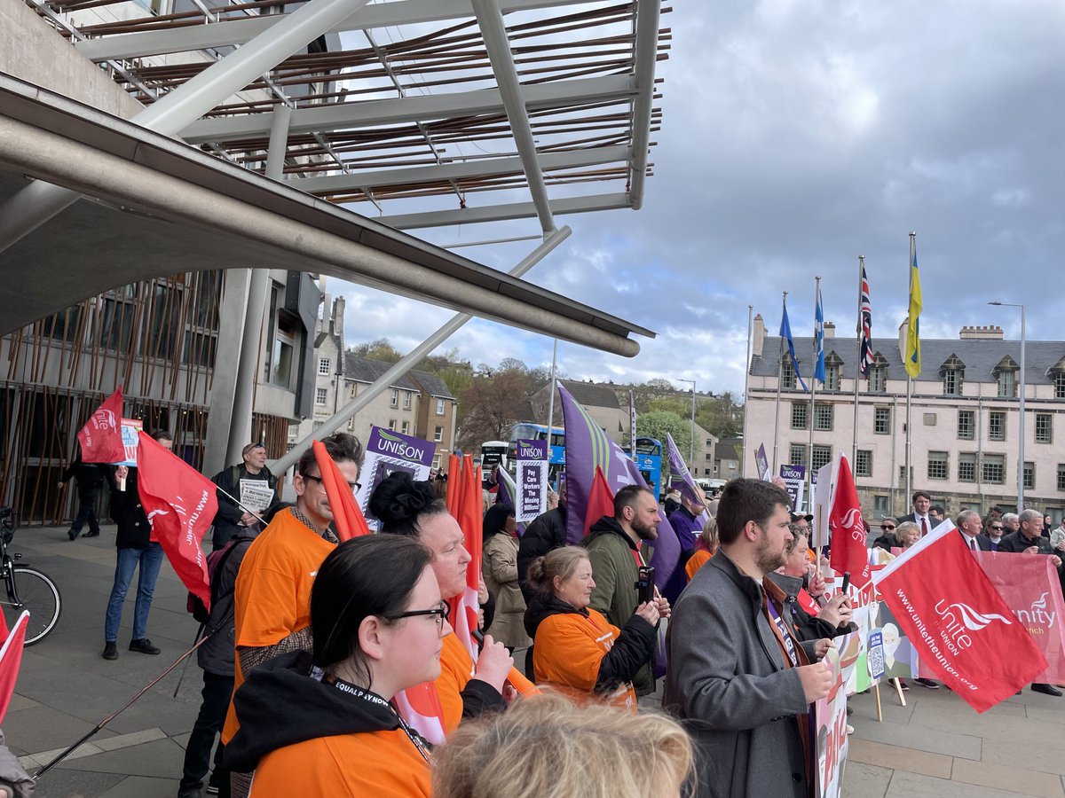 ⁦@UsdawScotland⁩ are supporting Scottish care workers from @unisontheunion⁩ ⁦@GMB_union⁩ and ⁦@unitetheunion⁩. They are demanding that ⁦@scotgov⁩ give them back the missing millions promised to deliver fair work across the sector.