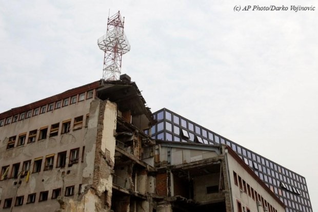 💬 #Захарова: 23 апреля в Белграде вспоминали ракетный удар НАТО по зданию госкомпании «Радио-телевидение Сербии», в результате которого погибли 16 мирных граждан. ❗️ Сегодня Запад требует от Сербии ЗАБЫТЬ события натовских бомбардировок 1999 года. Его лицемерие не знает границ.