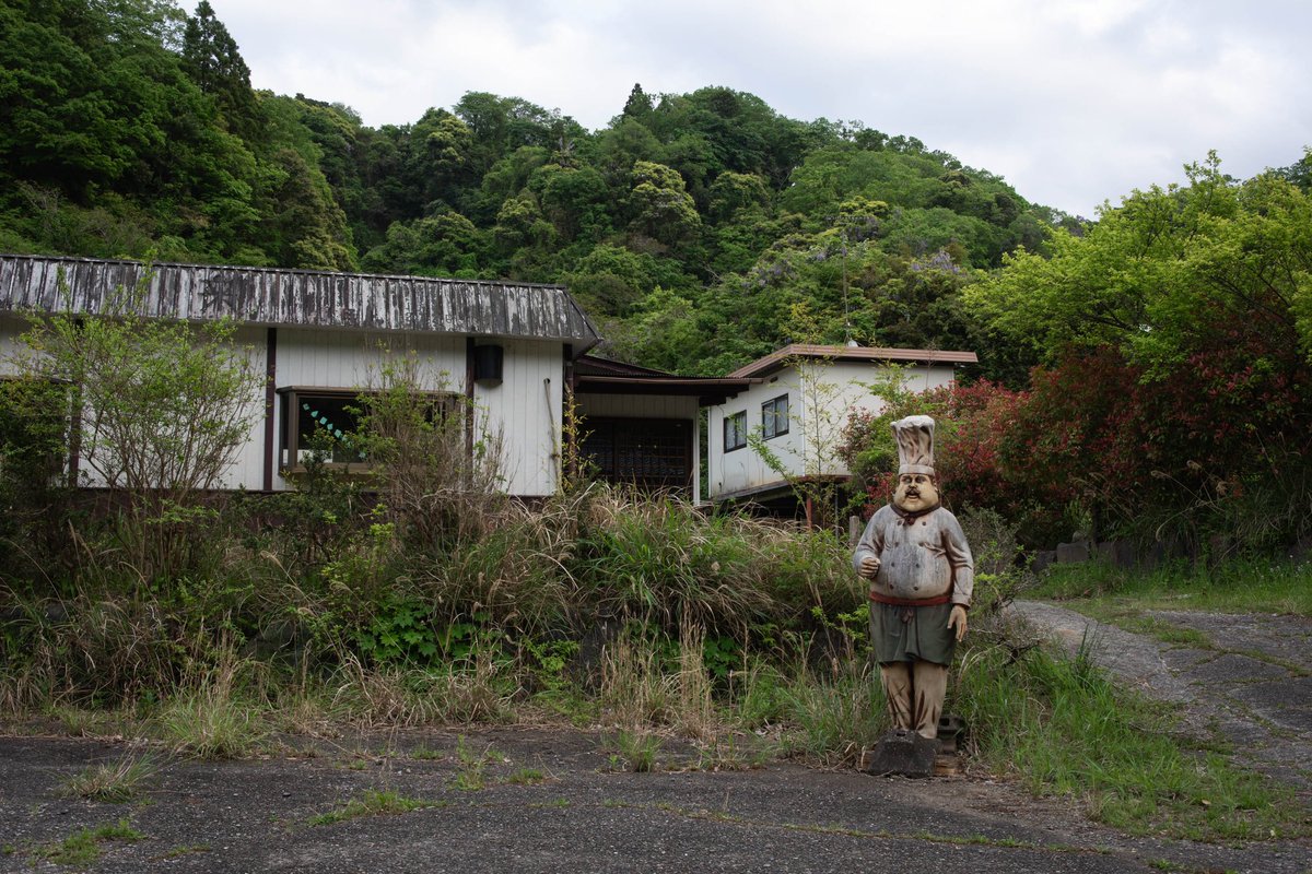 新鮮な赤身肉を常に現場で調達してそうなマッドな気配漂うシェフの置物

何故か廃墟の前にポツンと置かれている。