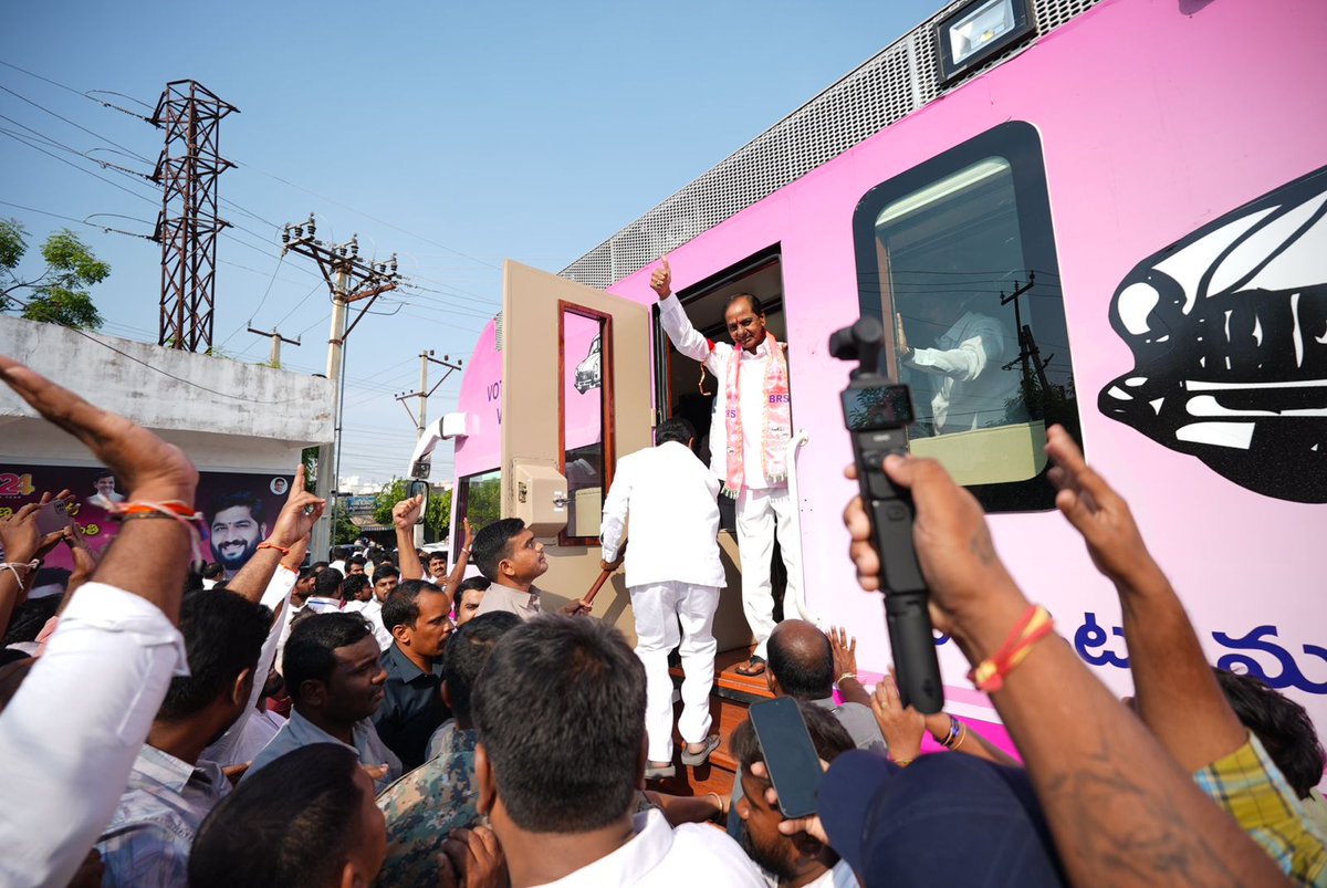 Day 2 - ' 𝗞𝗖𝗥 𝗣𝗼𝗿𝘂 𝗕𝗮𝗮𝘁𝗮 ' 
ప్రజలకు అభివాదం చేస్తున్న గులాబీ దళపతి కేసీఆర్ 

#KCRBusYatra #KCRPoruBaata #KCRRoadShow #TelanganaWithKCR