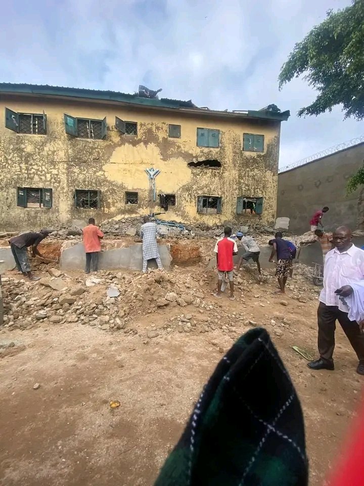 How can this keep people from escaping??? See the infrastructure... Omoh... We get work for dis country! 😩 😩 😩 118 people escaped, 10 found... Heavy rain brought down the perimeter fence. A place meant to keep dangerous people in, away from the society.... 💔