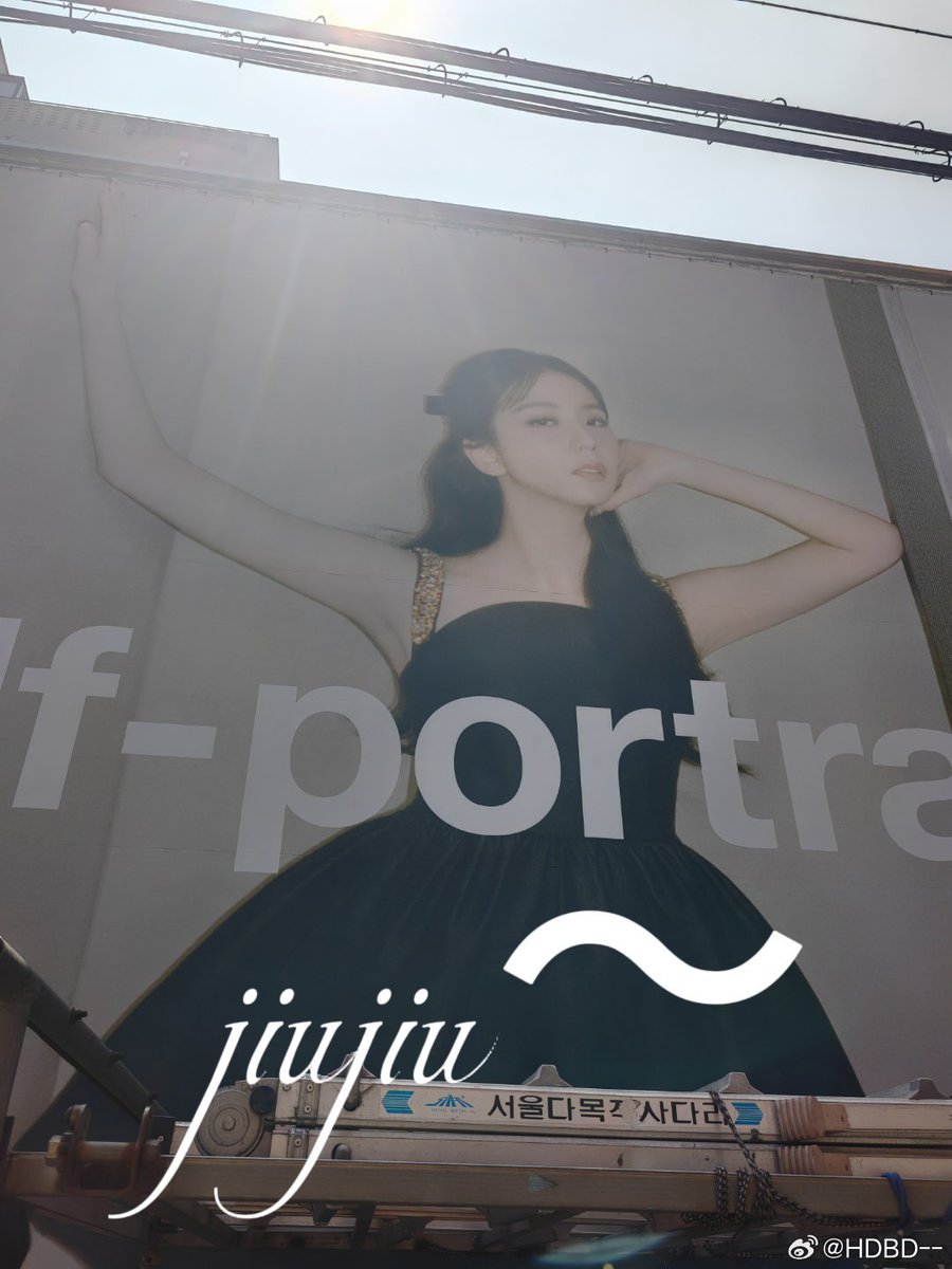 Jisoo #selfportrait billboard at Seoul