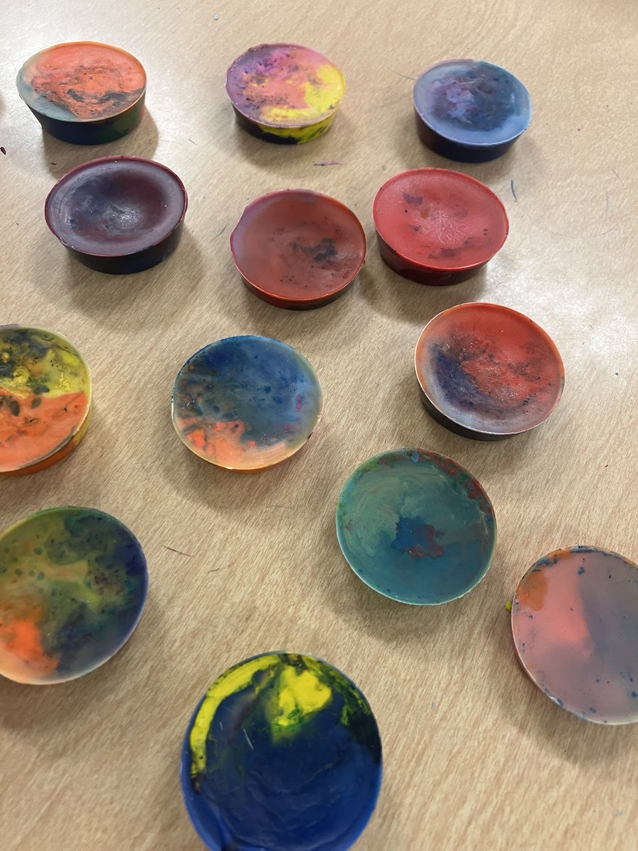 LiveLaughTeachK's tweet photo. Turning OLD crayons into NEW crayons! Recycling success in room 126. Happy Earth Day! #usd379 #lincoln379 https://t.co/B16r6KqQqY