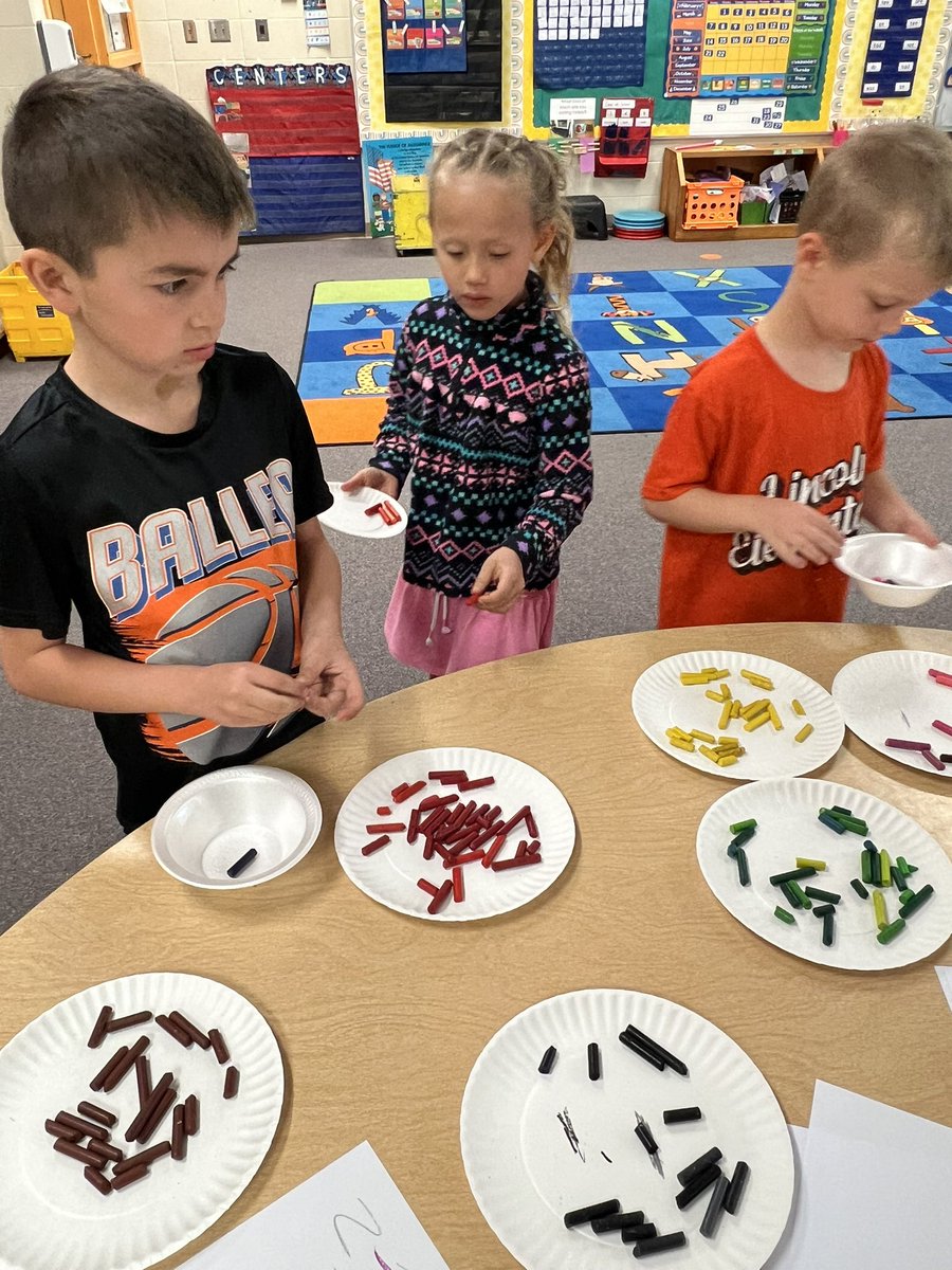 LiveLaughTeachK's tweet photo. Turning OLD crayons into NEW crayons! Recycling success in room 126. Happy Earth Day! #usd379 #lincoln379 https://t.co/B16r6KqQqY