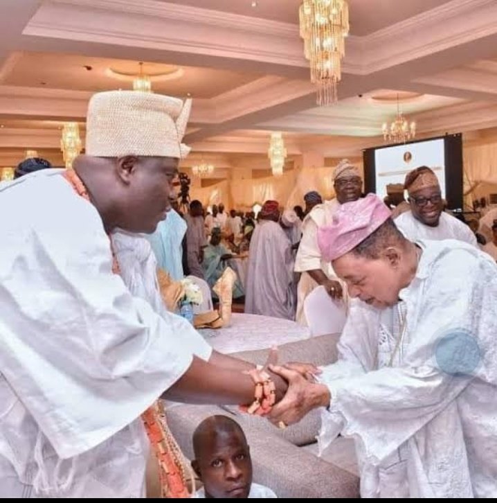 DEAR TWITTER NG & DIASPORA:
📌IPOBS who denigrate our tradition & people mislead our youth to disrespect!
📍The ALAAFIN is highly revered  KING 👑 in YORUBA history,older than OONI of IFE 👑yet he bowed to greet him
📍ANY PARTY or CANDIDATE that disregard us MUST b voted AGAINST