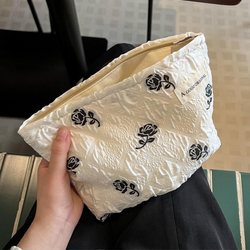 cesize's tweet photo. akhirnya nemu pouch make up yg aestethic motifnya ga rame dan muat banyak pol
https://t.co/w9Ze22mF85
#shopeehaul https://t.co/mVCJSbbci6