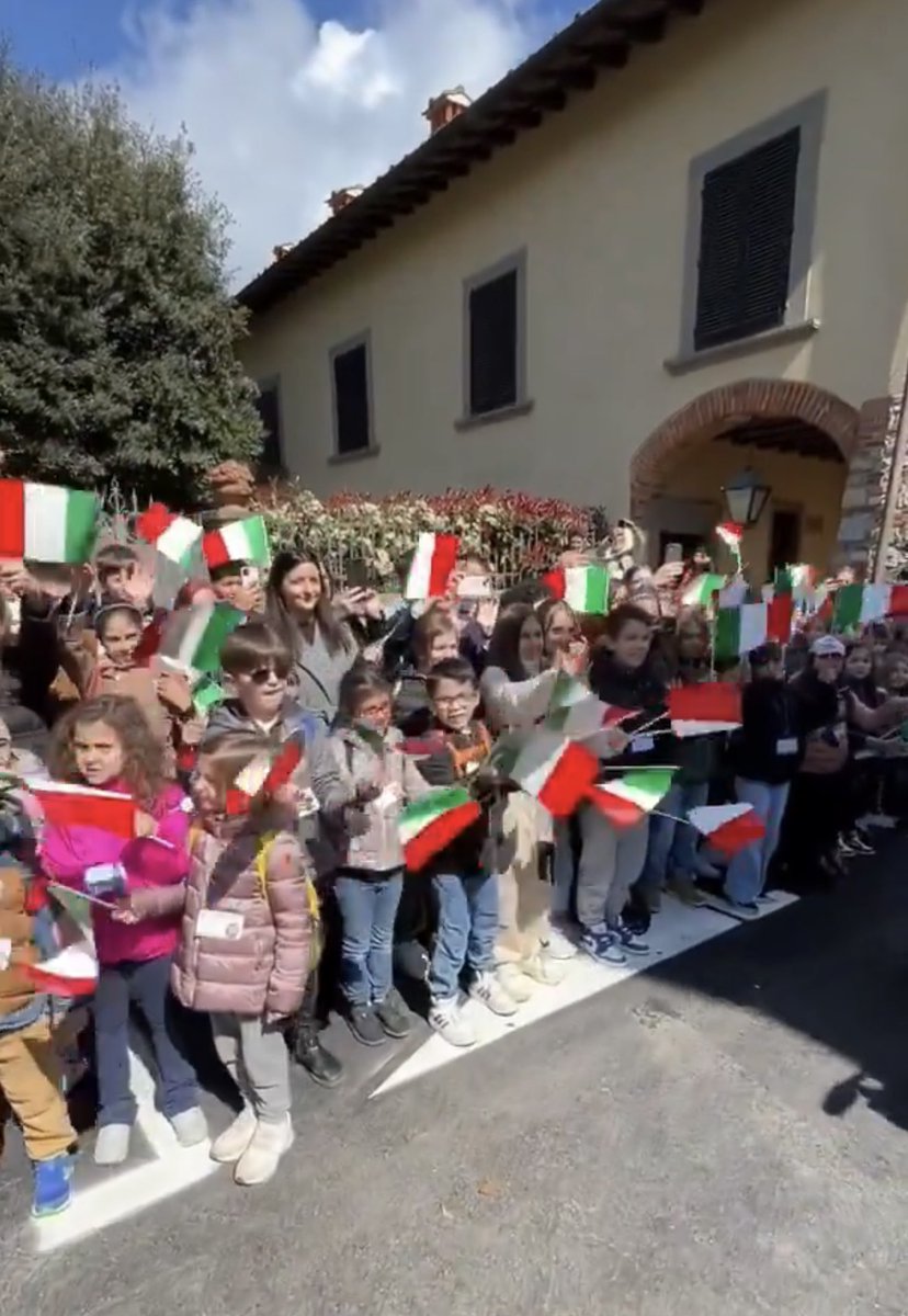 La gioia dei bambini che accolgono #Mattarella a Civitella in Val di Chiana. #25aprile #FestadellaLiberazione